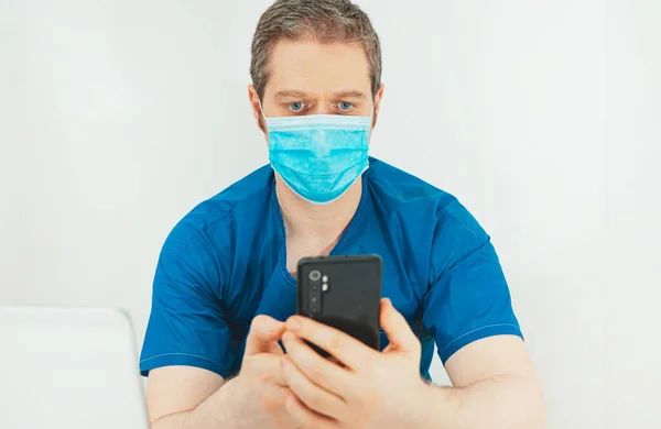 Médico Máscara Protetora Tendo Videoconferência Com Paciente — Fotografia de Stock