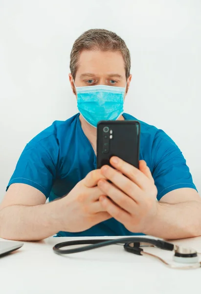Médico Máscara Protetora Tendo Videoconferência Com Paciente — Fotografia de Stock