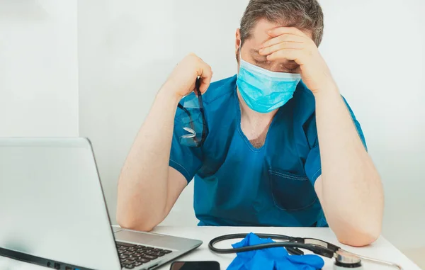 Κουρασμένος Γιατρός Προστατευτική Μάσκα Διάρρηξη Κατά Την Εργασία — Φωτογραφία Αρχείου