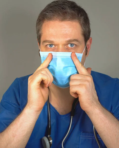 Medical Doctor Showing How Wear Mask Coronavirus Lockdown — Stock Fotó