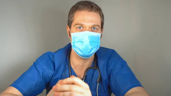 Medical Doctor Talks Coronavirus Benefits Wearing Masks — Stock Photo, Image