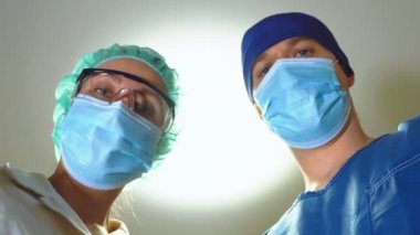 Hastaya gaz maskesi veren iki sağlık görevlisi..