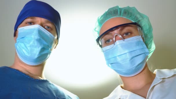 Dva Zdravotníci Dávají Plynovou Masku Pacientovi — Stock video