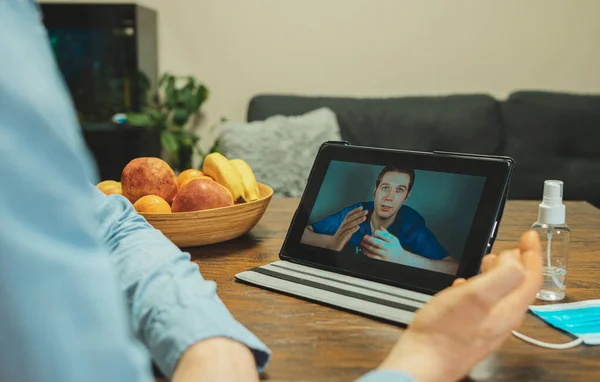 Uomo Fare Videochiamata Con Suo Medico — Foto Stock