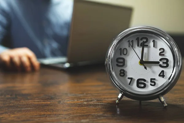 Reloj Muestra Las Tres Tarde Las Horas Trabajo Están Pleno — Foto de Stock