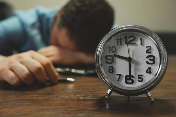 Orologio Mostra Nove Mezza Sera Uomo Addormentò Lavoro — Foto Stock