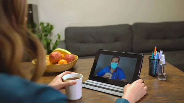 Egy Teát Iszik Videóhívást Kezdeményez Orvosával — Stock Fotó