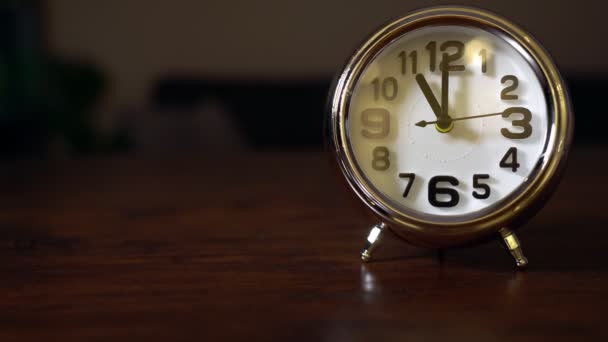 Relógio Mostra Onze Horas Noite — Vídeo de Stock