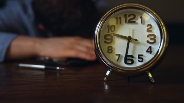Relógio Mostra Nove Meia Noite Homem Adormeceu Trabalho — Vídeo de Stock