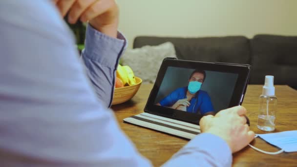 Hombre Haciendo Videollamada Con Médico — Vídeo de stock