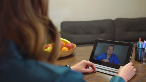 Wanita Membuat Panggilan Video Dengan Dokternya — Stok Video