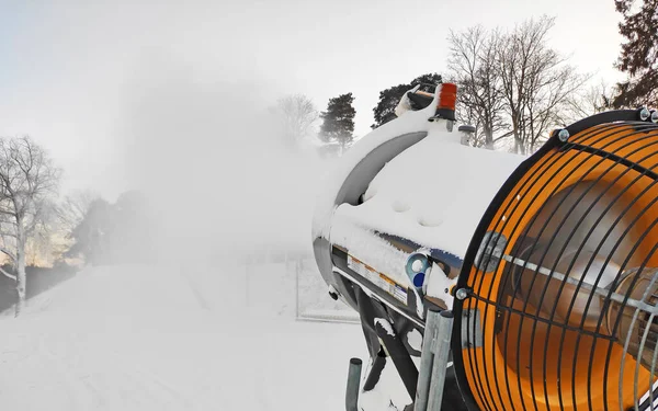 人造雪地生产用移动式雪地炮 — 图库照片
