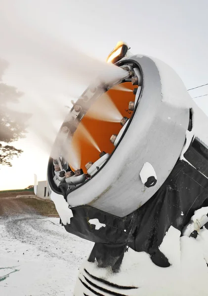 人工雪の製造のための移動式雪銃 — ストック写真