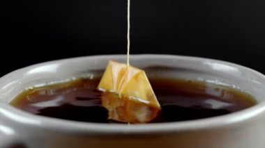 Çay poşetinden çay demlemek. Yavaş çekim videosu.