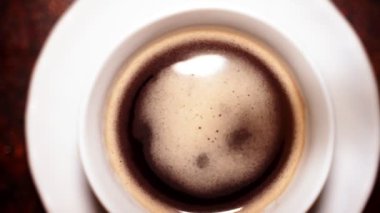 Bardağa düşen taze demlenmiş kahve damlası. Yavaş çekim videosu.