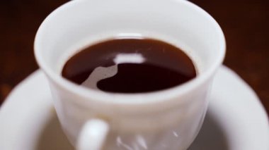 Bardağa düşen taze demlenmiş kahve damlası. Yavaş çekim videosu.