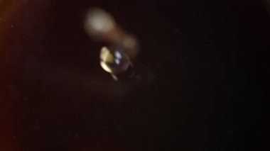 Fincana düşen taze demlenmiş çay damlası. Yavaş çekim videosu.