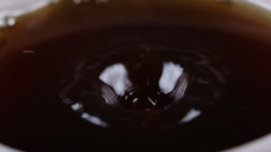 Fincana düşen taze demlenmiş çay damlası. Yavaş çekim videosu.