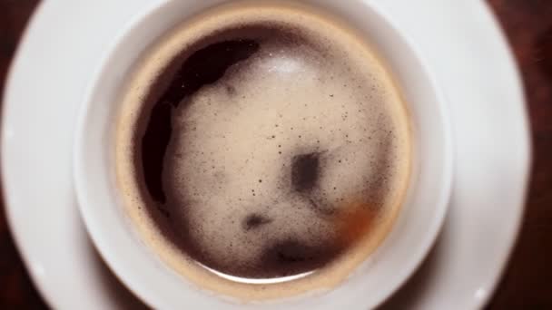 Egy Csepp Frissen Főzött Kávé Beleesik Pohárba Lassított Mozgású Videó — Stock videók