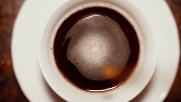 Een Druppel Verse Koffie Die Beker Valt Video Slow Motion — Stockvideo
