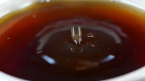 淹れたてのお茶がカップの中に落ちる スローモーションビデオ — ストック動画