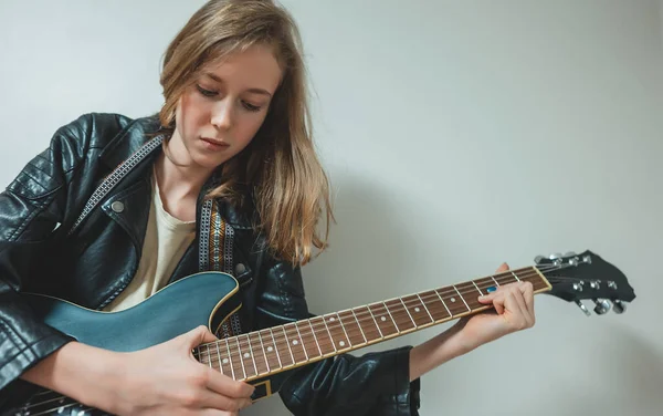 Menina Tocando Guitarra Semi Acústica Festa Casa — Fotografia de Stock