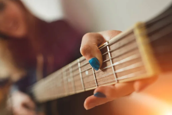 Menina Tocando Guitarra Semi Acústica Vista Perto — Fotografia de Stock