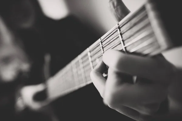 Mädchen Spielen Auf Der Halb Akustischen Gitarre Nahaufnahme — Stockfoto