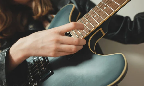 Menina Tocando Guitarra Semi Acústica Vista Perto — Fotografia de Stock