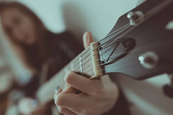 Menina Tocando Guitarra Semi Acústica Vista Perto — Fotografia de Stock