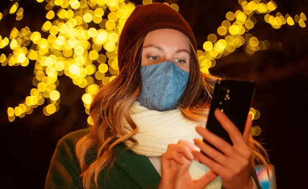 Woman Protective Mask Phone Street — Stock Photo, Image