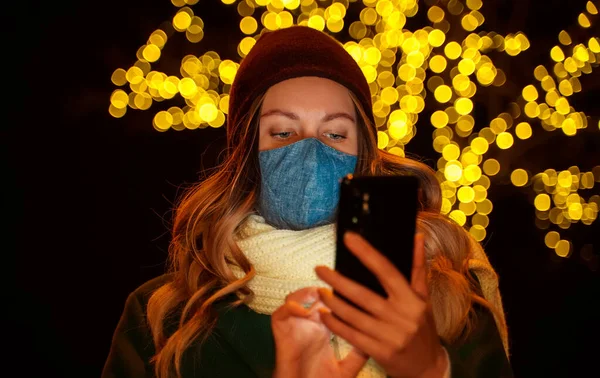 Mujer Máscara Protectora Con Teléfono Calle —  Fotos de Stock