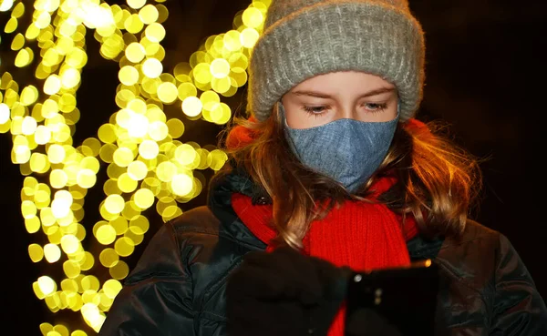 Mädchen Mit Schutzmaske Und Handy Auf Der Straße — Stockfoto