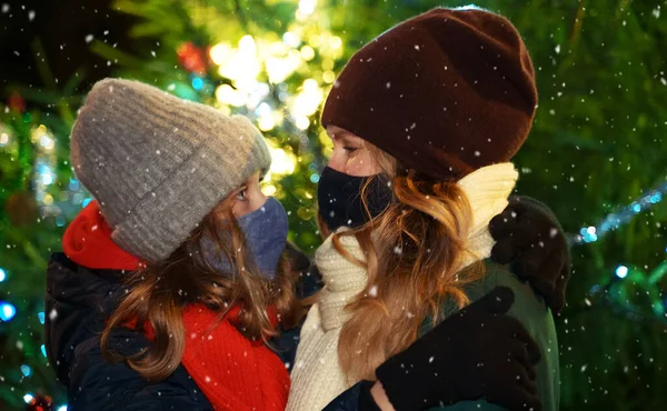 Mutter Und Tochter Schutzmasken Weihnachtsbaum — Stockfoto