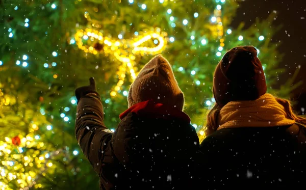 Mamá Hija Pie Cerca Del Árbol Navidad —  Fotos de Stock