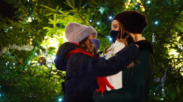 Mamá Hija Máscaras Protectoras Cerca Del Árbol Navidad —  Fotos de Stock