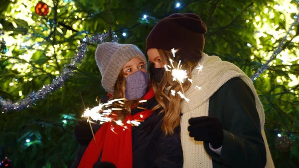 Familia Feliz Máscaras Protectoras Con Bengalas Cerca Del Árbol Navidad —  Fotos de Stock