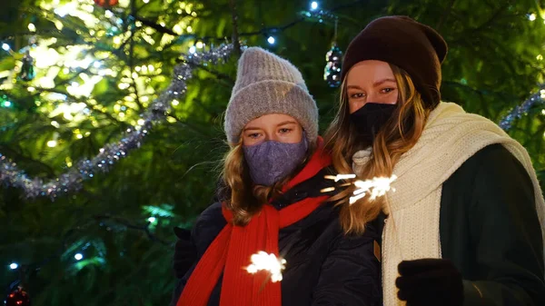 Familia Feliz Máscaras Protectoras Con Bengalas Cerca Del Árbol Navidad —  Fotos de Stock