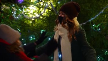 Anne ve kızı Noel 'de tanışırlar..