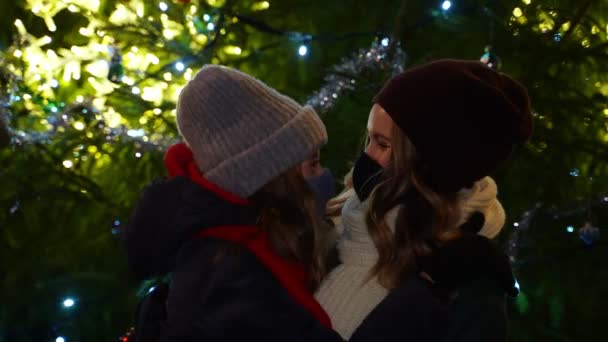 Mamá Hija Máscaras Protectoras Cerca Del Árbol Navidad — Vídeos de Stock