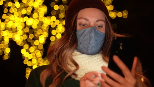 Mulher Máscara Protetora Com Telefone Rua — Vídeo de Stock