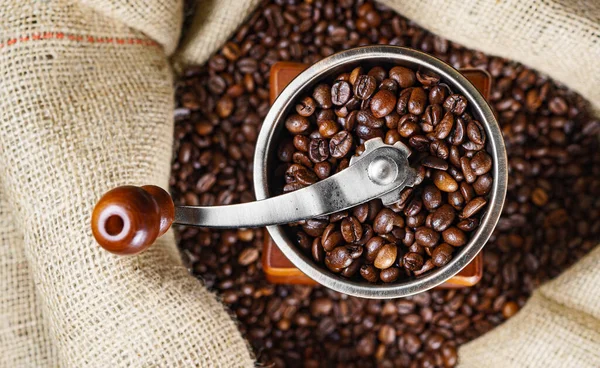 เคร องบดกาแฟเก นเทจพร อมถ วกาแฟในถ — ภาพถ่ายสต็อก