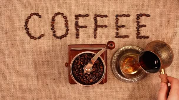 Café preparado vertido desde el cezve en la taza. — Vídeo de stock