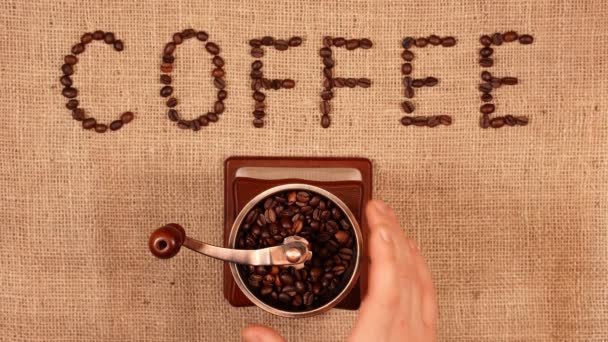 L'uomo prende vecchio macinino da caffè dal tavolo. — Video Stock