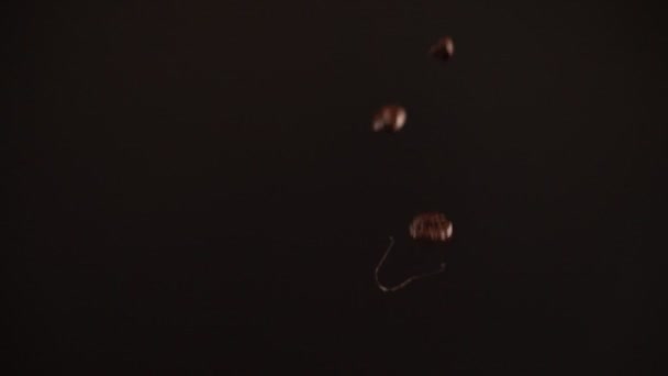 Moedor de café vintage com grãos de café caindo. — Vídeo de Stock