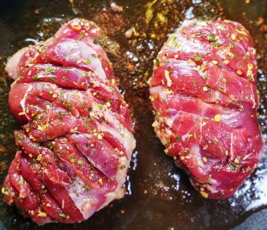 Ördek filetosu tavada pişirilir..