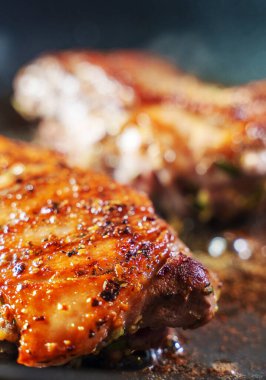 Ördek filetosu tavada pişirilir..