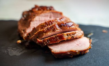 Granit tabakta dilimlenmiş ördek filetosu..