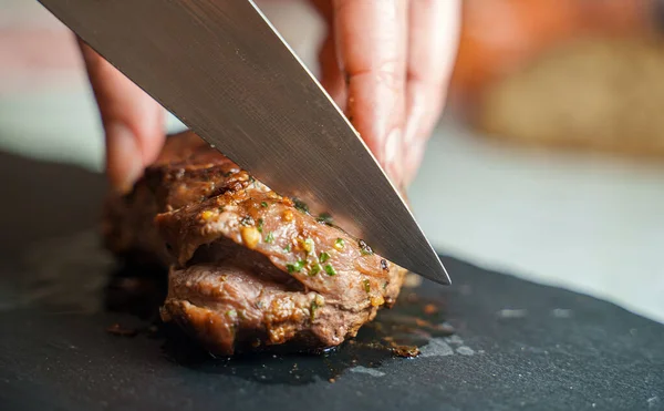 Mujer Cortando Filete Pato Frito Con Cuchillo — Foto de Stock