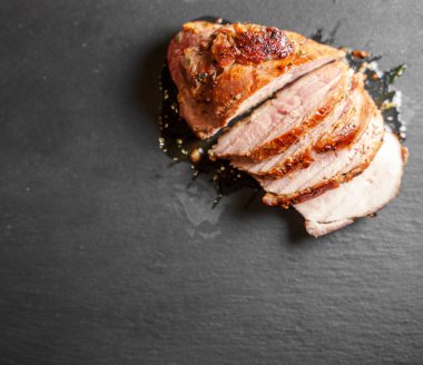 Granit tabakta dilimlenmiş ördek filetosu..